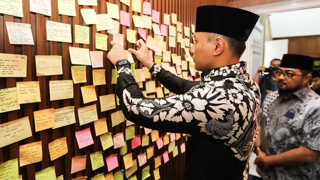 AHY saat menempelkan sticky note yang berisi pesan di Ruangan Ekspresi