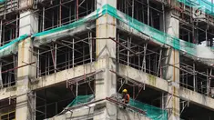 Pekerja beraktivitas di kawasan proyek pembangunan Apartemen Meikarta di Cikarang, Kabupaten Bekasi, Jawa Barat, Jumat (12/4). Sejak diluncurkan 17 Agustus 2017 lalu Meikarta secara cepat melakukan pembangunan dan kini sudah ada 28 tower yang sudah dibangun secara serentak (Liputan6.com/Johan Tallo)