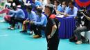 Pelatih tim bola voli putra Indonesia, Jeff Jiang Jie tampak serius mengamati anak asuhannya menghadapi Kamboja pada laga ketiga Grup A SEA Games 2023 di Olympic Complex Indoor Main Hall, Phnom Penh, Kamboja, Sabtu (6/5/2023). Tim bola voli Putra Indonesia menang 3-0 (25-18, 25-21, 25-16) dan memastikan lolos ke semifinal sebagai juara Grup A. (Bola.com/Abdul Aziz)