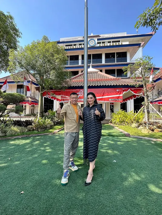 "Alhamdulillah resmi jadi mahasiswi pasca sarjana program doktor PSDM Unair @pasca_unair @univ_airlangga," tulis ashanty_ash  dalam unggahan foto 20 Agustus lalu. [Instagram/ashanty_ash]