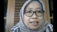 Fadjriah Nurdiarsih membagikan proses kreatifnya dalam menulis cerpen kepada para guru (Liputan6.com/Komarudin)