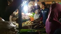 Agus Yudhoyono blusukan di Pasar Klender, Jakarta Timur (Nanda Perdana Putra/Liputan6.com)