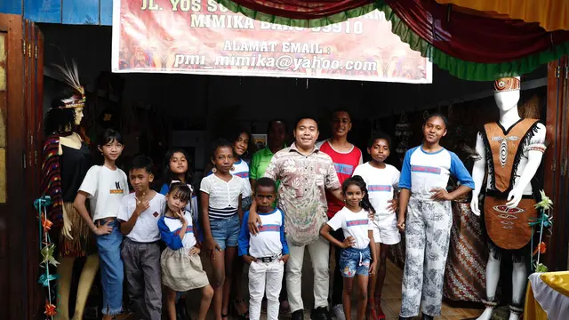 Koordinator Umum PMI Billy Mambrasar saat meresmikan sekretariat sekaligus menjadi tempat pusat penjualan produk pelaku UMKM di Kabupaten Mimika.