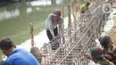 Pekerja menyelesaikan pembuatan turap Kali Ancol di Jakarta Utara, Minggu (15/12/2019). Pembangunan prasarana kali tersebut ditargetkan selesai pada akhir 2019. (Liputan6.com/Immanuel Antonius)
