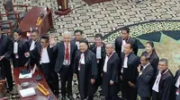 Pasangan Ganjar Pranowo-Mahfud MD tampak akrab dengan Tim Pembela Prabowo Subianto-Gibran Rakabuming Raka di ruang sidang sengketa pilpres di Mahkamah Konstitusi (MK).(Merdeka.com/Alma Fikhasari)