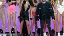 The Weeknd yang baru saja genap berusia 27 tahun itu tengah merasakan bahagia lantaran diberi kejutan pesta ulang tahun oleh Selena. Biaya sekitar Rp 400 Juta rela dikeluarkan Selena untuk pesta tersebut. (AFP/Bintang.com)