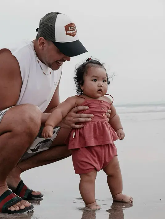 Baby Xarena tingkah lakunya juga kerap menyita perhatian netizen. Bahkan, kerap membuat gemas. [Instagram/krisjianabah/xarenazenata]