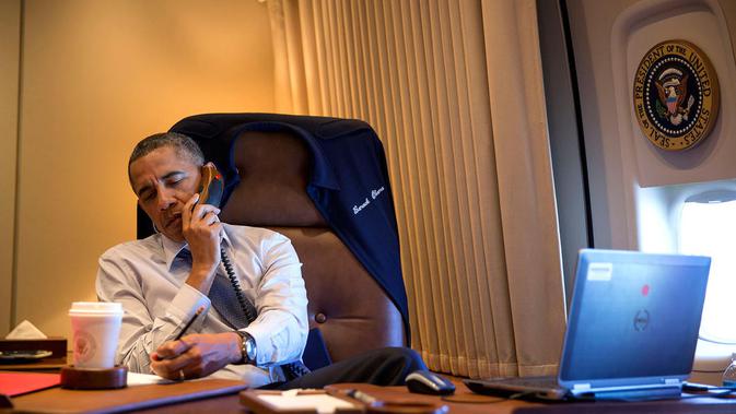 Presiden Barack Obama menggunakan Notebook Dell Latitute E6420 saat berada di Air Force One (Sumber: Pete Souza, The White House)