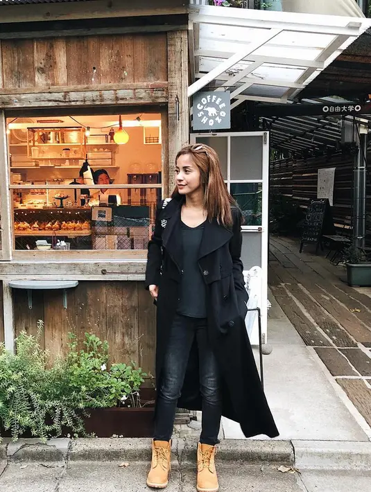 Pemilik nama Kirana Larasati Hanafiah ini dikenal dengan gayanya yang tampil modis seperti ABG. (Foto: instagram.com/kiranalarasati)