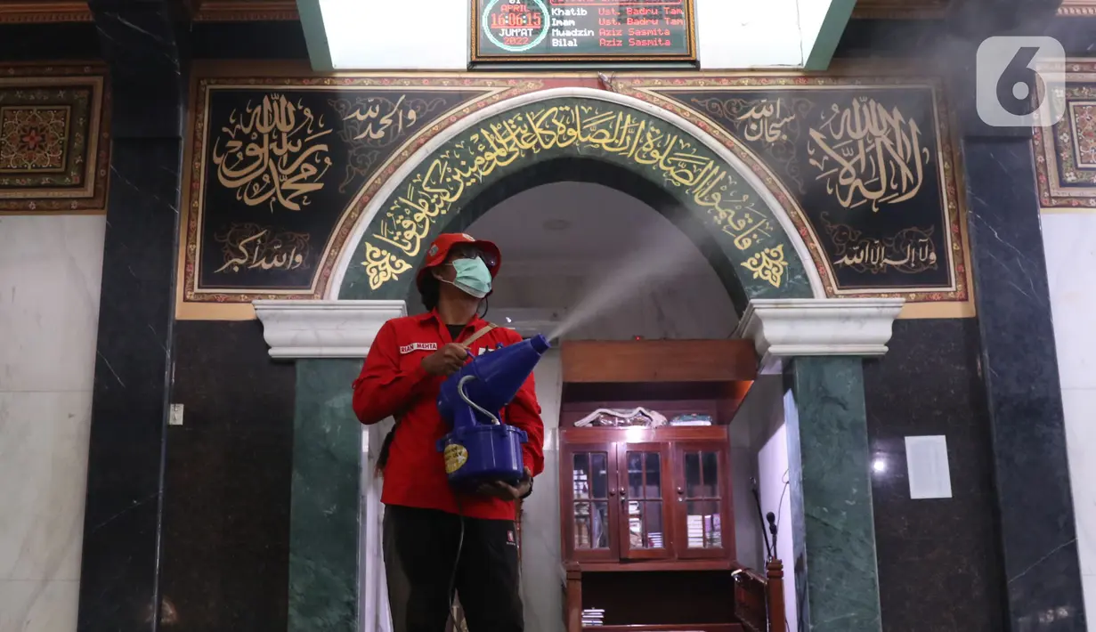 Petugas PMI Kota Tangerang melakukan penyenprotan disinfektan di area masjid Al Hidayah Cipondoh, Tangerang, Banten, Jumat (1/4/2022). Penyemprotan tersebut dilakukan untuk mengantisipasi penyebran covid 19 selama bulan Ramadhan. (Liputan6.com/Angga Yuniar)