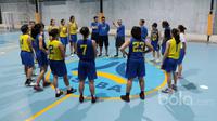 Tim Basket Putri Merpati Bali tengah berlatih dibawah arahan pelatih Bambang Asdianto Pribadi di ASABA Arena, Jakarta,  Jumat (20/1/2017). Latihan ini guna persiapan untuk laga Merpati Bali Women Basketball Challenge 2017 di Bali. (Bola.com/Nicklas Hanoat