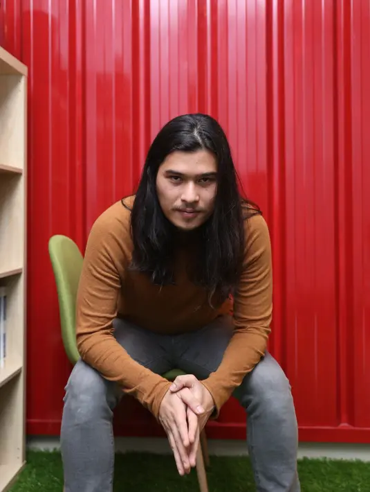 Sebuah rasa yang tak bisa diungkapkan dengan kata-kata untuk orangtuanya. Proses penggarapan lagu tersebut dibantu Ade Alfian dan Rizky. Dengan waktu cukup panjang hingga akhirnya resmi dirilis. (Nurwahyunan/Bintang.com)