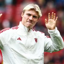 Striker baru Manchester United, Rasmus Hojlund saat diperkenalkan sebelum dimulainya laga uji coba pramusim 2023/2024 antara Manchester United menghadapi Lens di Old Trafford Stasium, Manchester (5/8/2023). Rasmus Hojlund didapatkan Manchester United dari Atalanta dengan nilai transfer 75 juta euro atau setara Rp1,2 triliun dengan durasi kontrak selama 5 tahun hingga 30 Juni 2028. Sayang, ia masih belum bisa dimainkan MU dalam dua pekan pertama Liga Inggris 2023/2024. (AFP/Darren Staples)