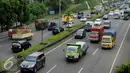 Kendaraan pengangkut melintas di JORR sekitar TB Simatupang, Jakarta, Selasa (6/9). Untuk memperlancar arus lalu lintas saat libur Idul Adha 1437 H, kendaraan pengangkut dilarang beroperasi mulai 9 hingga 12 September. (Liputan6.com/Helmi Fithriansyah)