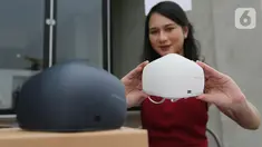 Model menunjukan LG PuriCare Wearable Air Purifier keluaran LG Electronics Indonesia saat peluncurannya di Jakarta, Kamis (19/8/2021). Masker pemurni udara diklaim bisa menyaring partikel PM 2.5 di sekitar dengan efektivitas 99,95 persen membuat udara menjadi lebih bersih. (Liputan6.com/LG)