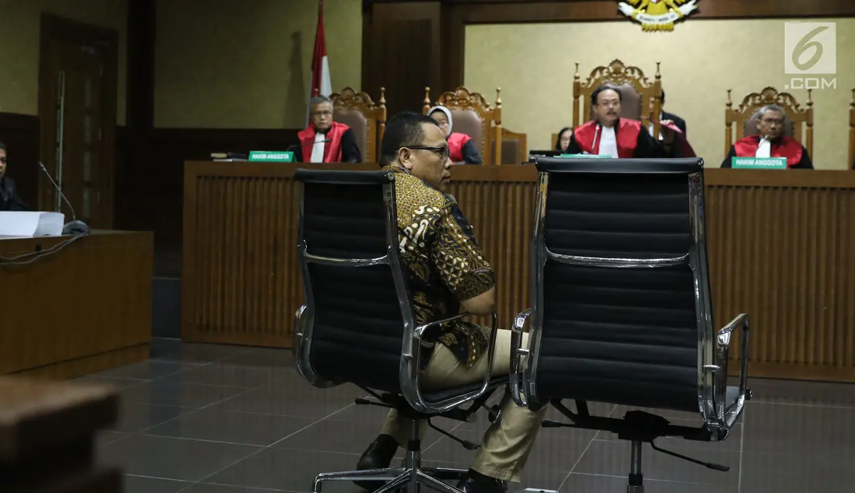 Mantan Kapusdatin Kemendagri, Dudy Jocom saat sidang putusan suap pengadaan dan pelaksanaan pembangunan kampus IPDN Sumbar Kab Agam 2011 di Pengadilan Tipikor Jakarta, Rabu (14/11). Dudy divonis empat tahun penjara. (Liputan6.com/Helmi Fithriansyah)
