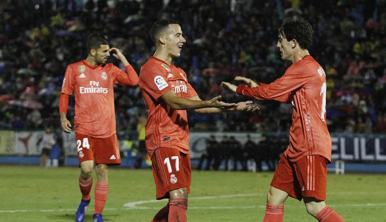 Pemain Real Madrid, Alvaro Odriozola dan Lucas Vazquez melakukan selebrasi usai membobol gawang UD Melilla pada laga Copa del Rey di Stadion Alvarez Claro, Melilla, Rabu (31/10/2018). Real Madrid menang 4-0 atas UD Melilla. (AP/Javier Gandul)