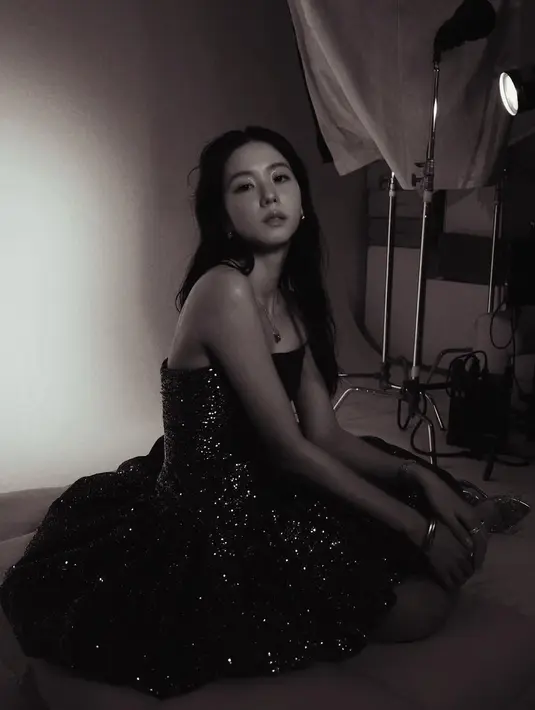 Kedua, Jisoo BLACKPINK tampil chic pakai mini sequin dress berwarna hitam. [Foto: Instagram/sooyaaa__]