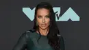 Model Adriana Lima menghadiri acara MTV Video Music Awards 2019 di Prudential Center, Newark, New Jersey, Senin (26/8/2019). Kehadiran Adriana Lima di red carpet menjadi sorotan lantaran mengenakan baju renang di ajang penghargaan musik tersebut. (Photo by Evan Agostini/Invision/AP)