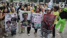 Penggemar NCT 127 mulai berdatangan untuk menyaksikan penampilan idola mereka  di Indonesia Arena, Kompleks Gelora Bung Karno, Jakarta, Sabtu (13/1/2024). (Liputan6.com/Angga Yuniar)