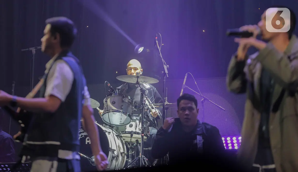 Aksi marcell bermain drum saat berduet dengan RAN dalam konser “ Marcell Tujuh Belas" di Balai Sarbini, Jakarta, Jumat (18/10/2019). Dalam penampilannya mereka membawakan lagu hitsnya yaitu candu asmara dan pandangan pertama. (Liputan6.com/Faizal Fanani)