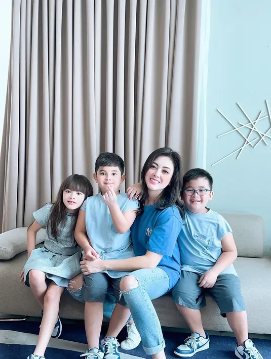 "Perjalanan memperjuangkan nya cukup lama dan alot, bayangkan saja 1,5 tahun sejak saya ajukan gugatan, tapi hasilnya alhamdulillah sesuai doa dan harapanku," tulisnya sebagai caption ang diunggah pada 2 Maret 2023. [Instagram/dhenaaldhaliadevanka]