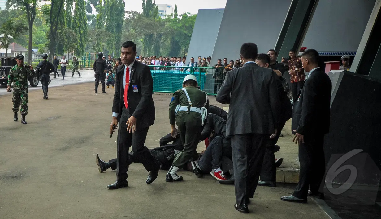 Sejumlah anggota TNI mengikuti latihan gabungan pengamanan di Jakarta, Kamis (9/4/2015). Latihan gabungan bertujuan untuk melatih kesigapan  jelang KTT Asia-Afrika ke-60 di Jakarta dan Bandung. (Liputan6.com/Faizal Fanani)