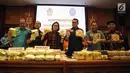 Menkue Sri Mulyani, Kepala BNN Budi Waseso, Dirjen Bea Cukai Heru Pambudi, Ketua DPRD DKI Jakarta Prasetyo Edi Marsudi, Arteria Dahlan dan Arman Depari menunjukan barang bukti narkoba di Kemenkeu, Jakarta, Rabu (7/1). (Liputan6.com/Arya Manggala)