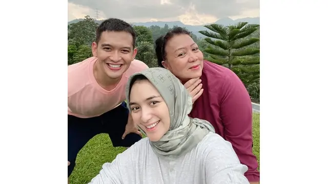 Mertua Ulang Tahun, Ini 6 Momen Kedekatan Rezky Aditya dengan Ibu Citra Kirana