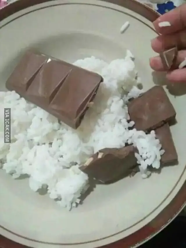 10 Potret Kombinasi Makanan Pakai Cokelat Ini Nyeleneh Banget