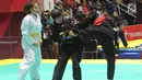 Pesilat Indonesia Pipiet Kamelia saat bertanding melawan A Janejira dari Thailand pada semifinal kelas D 60kg-65kg putri Asian Games 2018 di Padepokan Pencak Silat, TMII, Jakarta, Minggu (26/8). Pipet menang dan melaju ke final. (Merdeka.com/Arie Basuki)