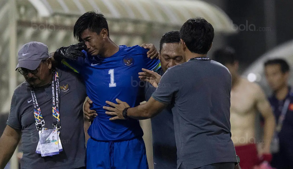 Kiper Timnas Indonesia, Satria Tama, menangis saat pertandingan melawan Vietnam di Stadion MPS, Selangor, Selasa (22/8/2017). Indonesia bermain imbang 0-0 lawan Vietnam. (Bola.com/Vitalis Yogi Trisna)