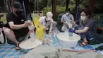 Para pembelot Korea Utara mengisi botol-botol plastik dengan beras dan masker untuk dikirim ke Korea Utara dengan balon, Seoul, Korea Selatan, Kamis (18/6/2020). Pembelot akan tetap mengirimkan propaganda ke Korea Utara di tengah situasi perbatasan yang memanas. (AP Photo/Ahn Young-joon)