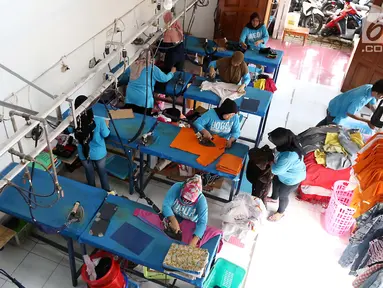 Pekerja tengah menyetrika pakaian yang menggunakan energi dari gas alam (Compressed Natural Gas/CNG) PGN di Bogor Laundry, Bogor, Kamis (28/9). (Liputan6.com/Angga Yuniar)