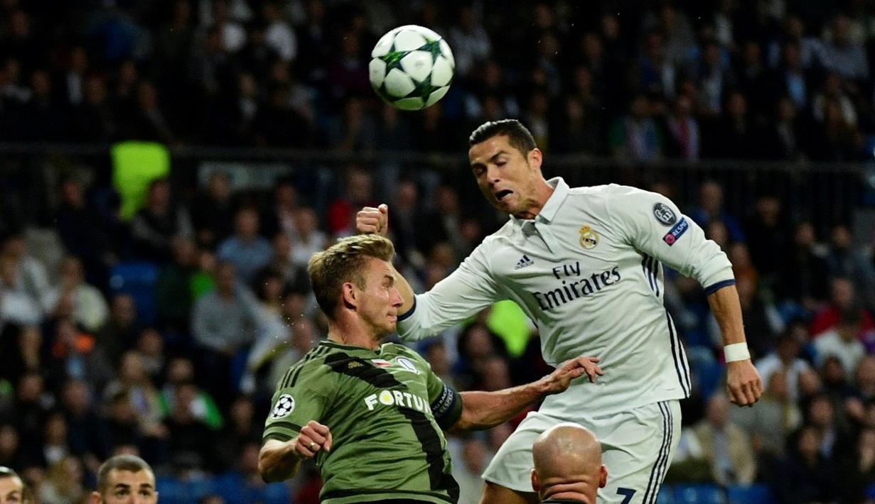 Cristiano Ronaldo masih lebih baik dengan koleksi 95 gol di Liga Champions, berbanding 89 gol milik Leo Messi. (AFP/Pierre-Philippe Marcou)