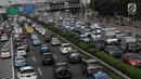 Kendaraan terjebak kemacetan di tol dan di Jalan Gatot Soebroto, Jakarta, (5/6). Banyaknya warga yang ingin berbuka puasa, menyebabkan ruas jalan di Ibu Kota lebih macet dibanding biasanya, terutama jam pulang kerja. (Liputan6.com/Immanuel Antonius)