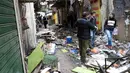 Petugas keamanan Irak memeriksa lokasi serangan bom yang terjadi di sebuah pasar di Baghdad, Irak (31/12). Pusat ledakan bom terjadi di dekat toko yang menjual suku cadang mobil di pasar al-Sinak. (Reuters/Ali al-Mashhadan )