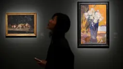Pengunjung berdiri di samping lukisan Mawar Putih dari Taman Rumah (kanan) (1945) karya pelukis Spanyol Joaquin Sorolla (1863-1923) saat pameran di Brussels, Belgia, Jumat (22/2). Pameran dibuka pada23 Februari sampai 27 Mei 2018 (AFP PHOTO/JOHN THYS)