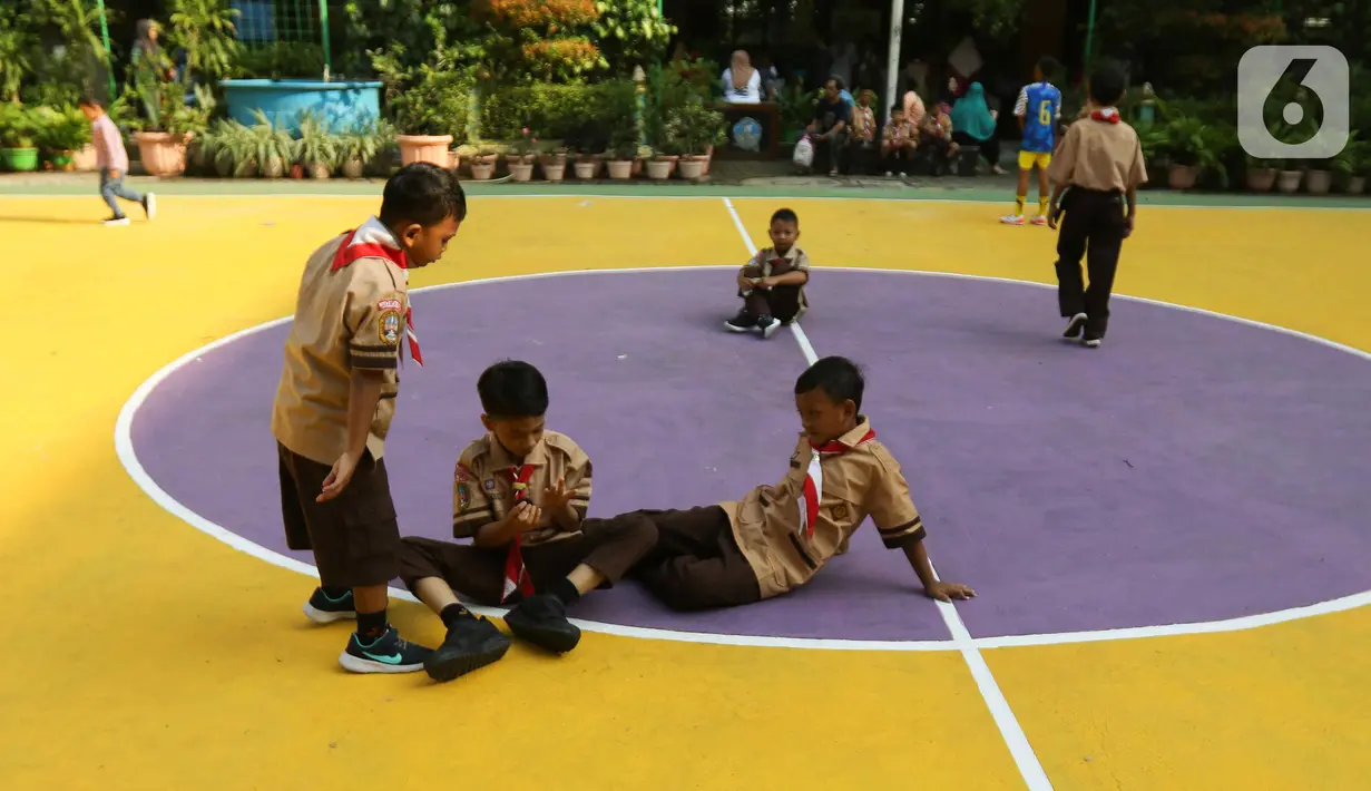 Hari pertama Masa Pengenalan Lingkungan Sekolah (MPLS)  di halaman SDN Kenari 07 dan 08  di kawasan Salemba, Jakarta.  (Liputan6.com/Herman Zakharia)