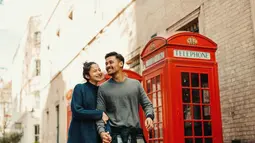 Pasangan yang menikah pada 3 Maret 2018 ini selalu mengumbar kemesraan saat traveling. Bergandengan tangan serta saling melempar senyum menjadi bukti pasangan ini tampak kompak dan romantis saat liburan bersama. (Liputan6.com/IG/@putrimarino)