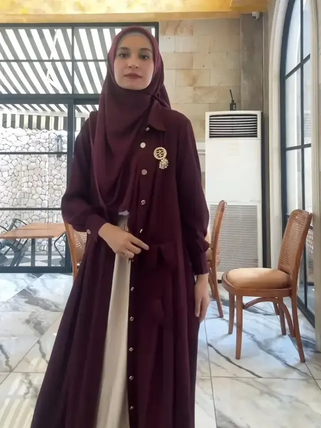 Artis Pakai Gaun Burgundy