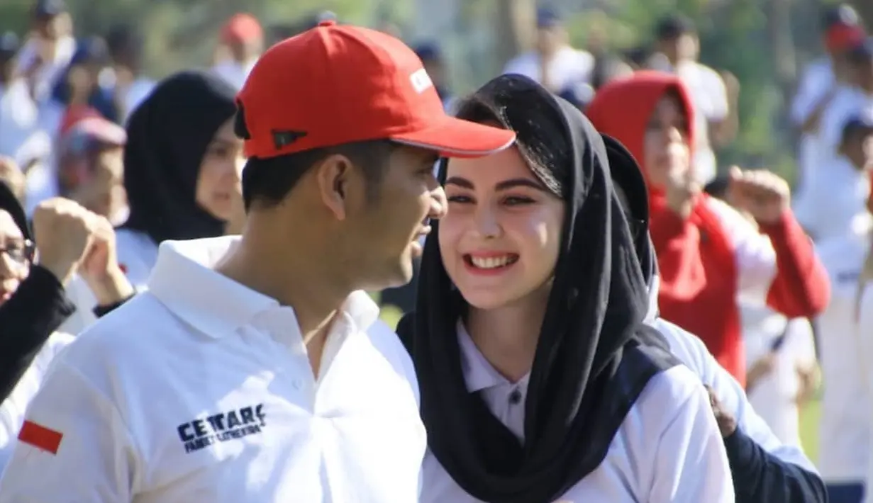 Di berbagai acara yang di hadiri Emil Dardak, Arumi selalu nampak hadir di sebelahnya. Arumi selalu tampil dengan balutan kerudung sederhananya. (Liputan6.com/IG/@arumi_arumi_94)