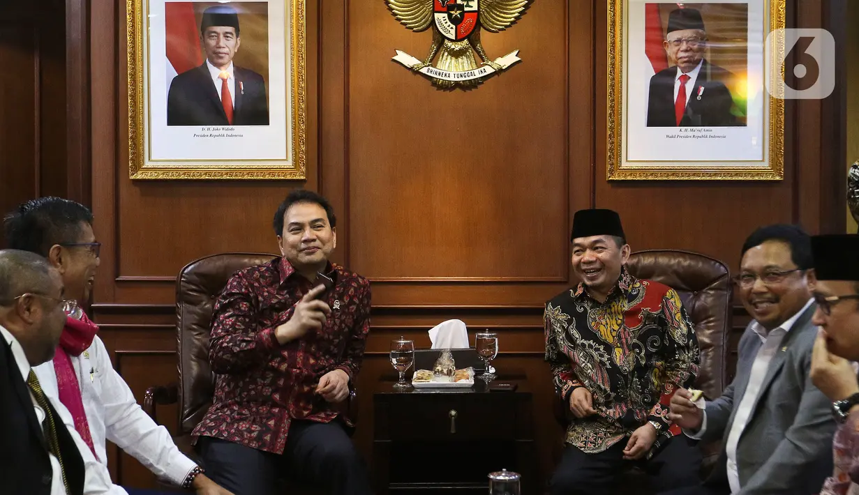 Fraksi Partai Keadilan Sejahtera (PKS) dan Fraksi Partai Demokrat menemui Wakil Ketua DPR Azis Syamsudin di Kompleks Parlemen, Jakarta, Selasa (4/2/2020). Kedua fraksi ini menyerahkan berkas usulan pembentukan Panitia Khusus atau Pansus Jiwasraya kepada pimpinan DPR. (Liputan6.com/Johan Tallo)