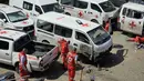 Sebagai informasi, Kementerian Kesehatan Lebanon mengumumkan peningkatan jumlah korban jiwa di Lebanon menjadi 2.055 orang. Jumlah tersebut termasuk 165 anak-anak dan 87 petugas kesehatan, sejak konflik antara Israel dan Hizbullah kembali memanas pada 2 Maret 2026. Tampak dalam foto, para sukarelawan Palang Merah Lebanon memeriksa kerusakan pada ambulans penyelamat di lokasi serangan pesawat tak berawak Israel yang menargetkan markas mereka di kota Tyre, Lebanon Selatan, Senin 13 April 2026. (Kawnat HAJU/AFP)