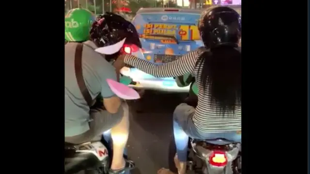 Viral Pasangan Gandengan Tangan di Ojol Berbeda, Bikin Warganet Geregetan
