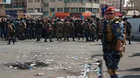 Pasukan keamanan Irak mencegah demonstran antipemerintah menuju Tahrir Square di pusat Baghdad, Irak, Rabu (2/10/2019). Pasukan keamanan dan polisi antihuru-hara dikerahkan untuk menghalangi semua jalan menuju Tahrir Square. (AP Photo/Khalid Mohammed)