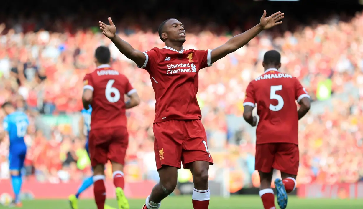 Daniel Sturridge menyumbangkan gol keempat bagi Liverpool saat melawan Arsenal pada lanjutan Liga Inggris di Anfield, Liverpool, Inggris (27/8). Liverpool menang atas Arsenal dengan skor 4-0. (Peter Byrne/PA via AP)