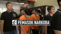 Polres Metro Jakarta Barat menangkap pemasok narkoba mantan suami penyanyi Denada, Jerry Aurum. Tersangka adalah kakak beradik yang kedapatan menjual ganja dan tembakau gorila.