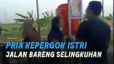 Beberapa anggota kepolisian mencoba menenangkan keduanya.