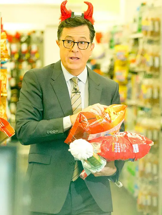 Menghadiri acara Halloween, Stephen Colbert tetap menggunakan setelan jasnya dengan dasi. Ia terlihat sangat tampan, layaknya seorang bos. Namun ia mengenakan bando berbentuk tanduk merah di kepalanya. (doc.Hollywoodlife.com)